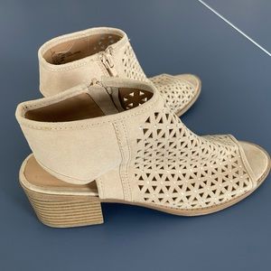Steve Madden tan Rhinestone block heel sandals youth 5